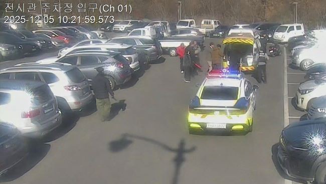 지난 5일 오전 경주 화랑마을 화랑전시관 주차장에서 쓰러진 교육생을 구조하기 위해 119 구급대가 현장에 도착한 모습. 화랑마을 직원들의 신속한 신고와 응급처치로 환자는 의식을 회복한 뒤 병원으로 이송됐다. ⓒ 경주시