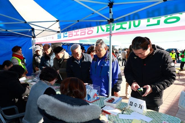 지난 5일 기성면 행복나눔센터 광장에서 '행복을 더하는 기부 기부로 바꾸는 울진'으로 라는 슬로건 아래 '희망 2026 나눔캠페인' 성금모금 행사를 실시했다. ⓒ 울진군