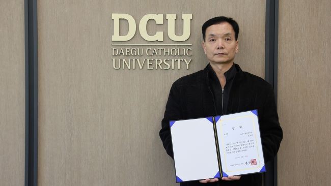 RISE 사업 참여 대학생 우수사례 경진대회에서 장려상을 수상한 대구가톨릭대 한국어다문화전공 2학년 김욱섭 학생. ⓒ 대구가톨릭대학교