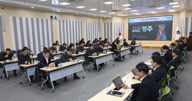 주낙영 경주시장(가운데)이 행정안전부 주관 '2025년 국민행복민원실' 3회 연속 재인증 선정과 관련해 관계자들과 함께 기념촬영을 하고 있다. ⓒ 경주시