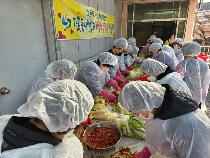 여성회관 마산관 자원봉사연합회가 지역 내 어려운 이웃을 위한 '사랑의 김장나눔' 행사를 실시하고 있다. ⓒ 창원시