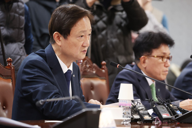 이찬진 금융감독원장(왼쪽)이 10일 금융지주회장들과 간담회를 열었다. ⓒ 연합뉴스