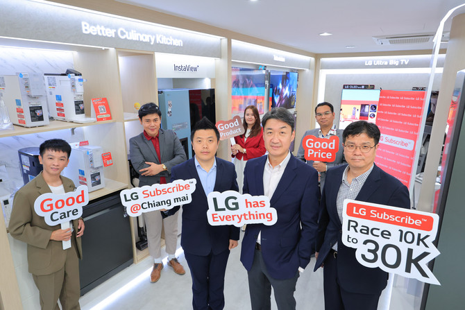 LG전자 관계자들이 지난 6월 태국에서 구독 누적 계정 수 1만건을 축하하고 있다. ⓒ LG전자