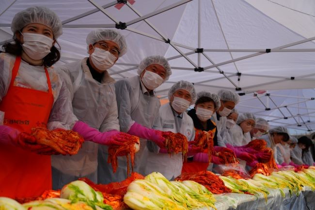 지난 10일 경북개발공사는 대한적십자사 경북지사에서 김장 봉사활동을 개최했다. ⓒ 경북개발공사