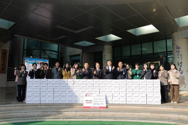 청도군은 11일 농업회사법인 본가로부터 겨울철 어려움을 겪는 이웃들을 위한 김치 5kg 100박스(시가 250만원 상당) 기탁받았다. ⓒ 청도군