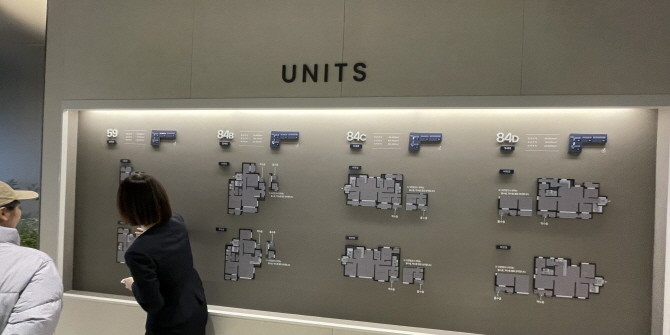 견본주택에 마련된 전용 84㎡A와 122㎡ 유니트 외 나머지는 벽면 모형도로 대체돼 있다. = 박선린 기자
