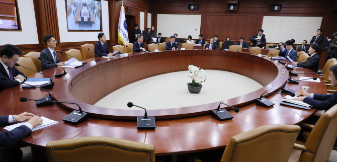 12일 서울 종로구 정부서울청사에서 열린 대외경제장관회의에서 구윤철 부총리 겸 기획재정부 장관이 발언하고 있다. © 연합뉴스