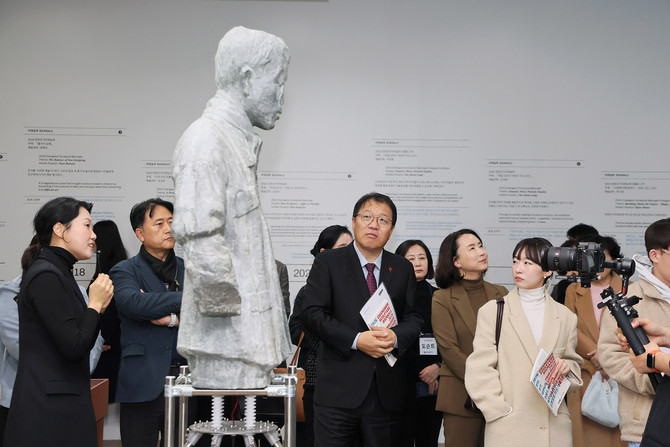 장금용 창원시장 권한대행이 창원문화재단이 개최한 2026 창원조각비엔날레 프롤로그展 '레조넌스 튜닝:공명장을 위한 서곡'에 참석해 인사말을 하고 있다. ⓒ 창원시