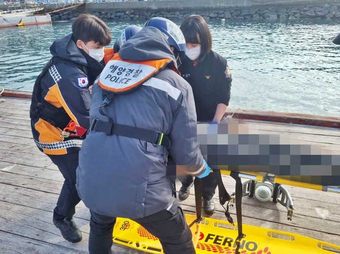 통영해양경찰서가 통영시 용호도 인근 해상에서 조업중이던 어선 A호에서 의식을 잃은 응급환자를 긴급 이송하고 있다. ⓒ 통영해경