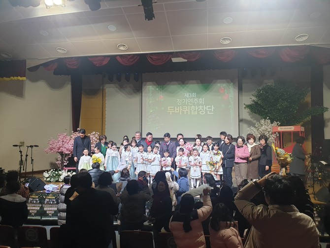 고성군이 이상근 고성군수, 최을석 고성군의회 의장, 박예진 두바퀴합창단장과 단원 등이 참석한 가운데 '제3회 두바퀴합창단 정기연주회'를 개최하고 기념촬영을 하고 있다. ⓒ 고성군