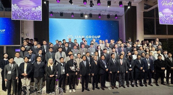 송년 행사에 참석한 유안그룹 임직원들이 2026년 재도약을 다짐하며 힘찬 박수를 보내고 있다. = 김우람 기자