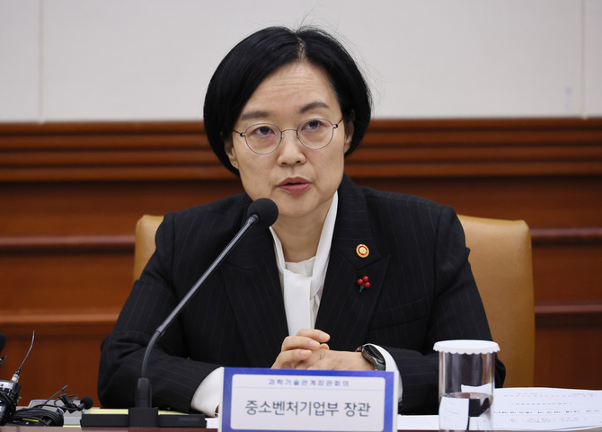 한성숙 중소벤처기업부 장관이 18일 서울 종로구 정부서울청사에서 열린 제2회 과학기술관계장관회의에서 발언하고 있다. ⓒ 연합뉴스