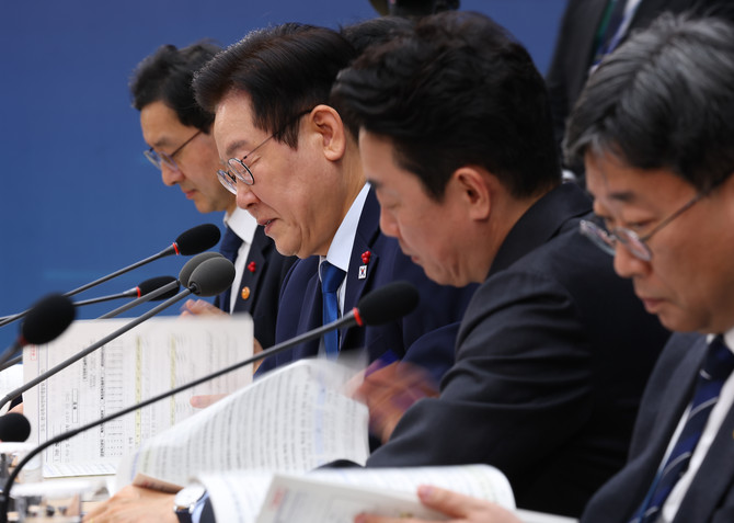 지난 17일 이재명 대통령이 정부세종컨벤션센터에서 열린 산업부·중기부·지재처 업무보고에서 자료를 살펴보고 있다. ⓒ 연합뉴스