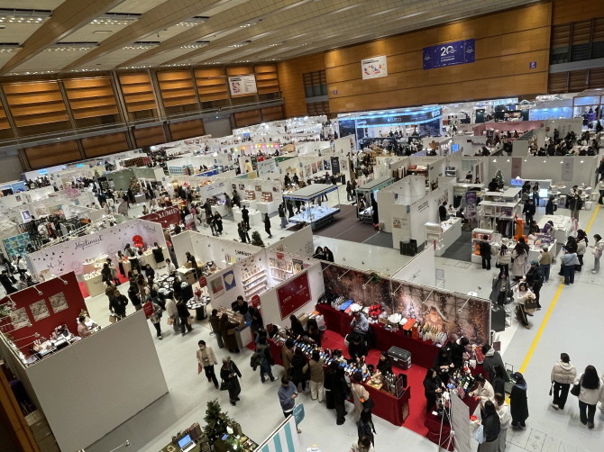 18일 오전 '2025 홈·테이블데코페어'가 열린 서울 강남구 삼성동 코엑스 전시장 D홀. = 박선린 기자