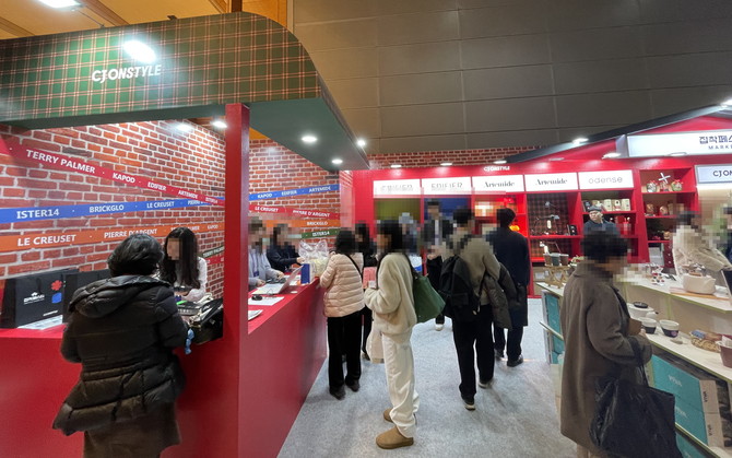 CJ온스타일 특별관 '집착페스타' 부스에 관객들이 몰려있는 모습. = 박선린 기자