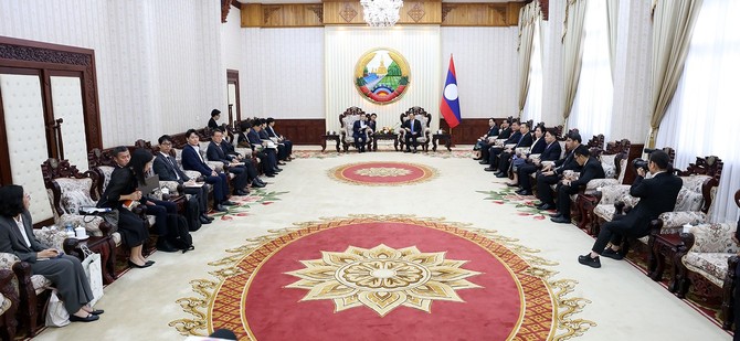 라오스를 방문 중인 김 지사는 지난 18일 비엔티안 라오스 총리실에서 손싸이 시판돈 총리를 접견하고 있다. ⓒ 충남도