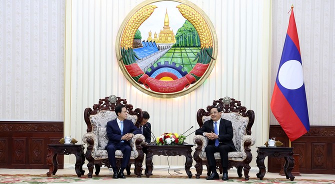 라오스를 방문 중인 김 지사는 지난 18일 비엔티안 라오스 총리실에서 손싸이 시판돈 총리를 접견하고 있다. ⓒ 충남도