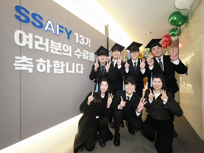 18일 서울 강남구 '삼성청년SW·AI아카데미(SSAFY)' 서울캠퍼스에서 열린 SSAFY 13기 수료식에 참석한 수료생들이 기념 촬영을 하고 있다. ⓒ 삼성전자