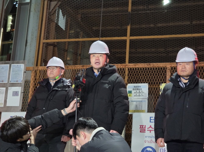 여의도 신안산선 공사 현장 사고와 관련해 송치영 포스코이앤씨 사장이 현장을 찾아 사과하고 있다. Ⓒ 포스코이앤씨