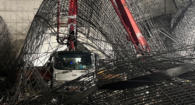 여의도 신안산선 공사 현장 지하 약 70미터 지점에서 콘크리트 타설 작업 차량 위를 낙하한 철근들이 뒤덮고 있다. Ⓒ 포스코이앤씨