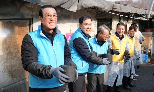 노동진 수협중앙회장(왼쪽 첫번째), 신학기 Sh수협은행장(왼쪽 두번째), 김기성 수협중앙회대표(왼쪽 세번째) 등이 함께 연탄 릴레이를 하고 있다. ⓒ 수협은행