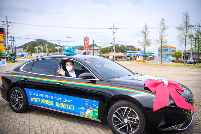 남해군이 오는 1월8일부터 관광객의 이동 편의 증진과 지역 관광 활성화를 위해 택시관광가이드 사업을 본격 운영하는 '택시관광가이드 출범'에 함께 한 장충남 군수가 기념촬영을 하고 있다. ⓒ 남해군