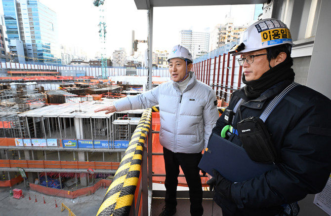 2일 영등포구 유원제일1차 재건축 현장을 찾은 오세훈 서울시장이 공사장 안전관리 현황을 점검하고 있다. © 서울시