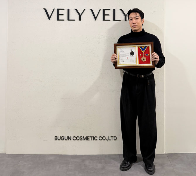 대한적십자사 회원유공장 명예장 수상한 박준성 대표이사가 기념촬영을 하고 있다. ⓒ 대한적십자사 경북지사