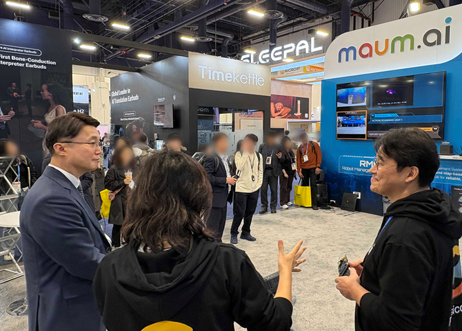 'CES 2026'에서 과학기술정보통신부 류제명 제2차관(오른쪽)이 방문해 마음AI의 로봇시연을 보고 관심을 보이고 있다. ⓒ 마음AI