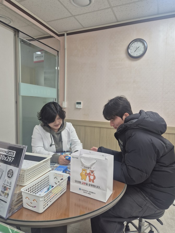 고성군 보건소가 흡연자 중 금연을 희망하는 군민과 외국인을 대상으로 전문적이고 체계적인 금연 서비스를 제공하는 '금연클리닉'을 운영하고 있는 모습. ⓒ 고성군