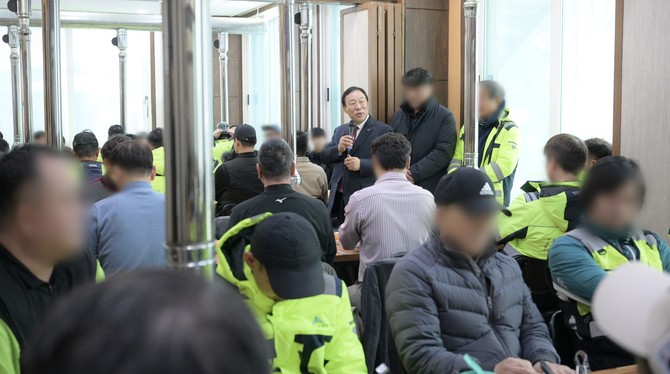 최민호 세종시장은 12일 연기면 소재 식당에서 공무원 등과 함께 오찬을 나누며 새해 인사를 전하고 있다. ⓒ 세종시