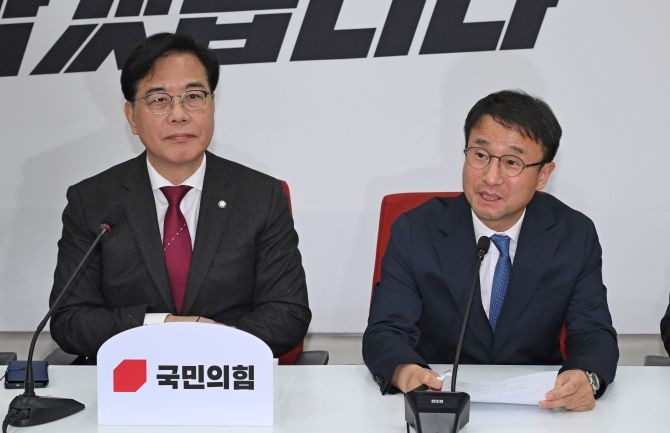 한병도 더불어민주당 신임 원내대표(오른쪽)가 12일 국회에서 취임 인사차 송언석 국민의힘 원내대표를 만나 얘기를 나누고 있다. © 연합뉴스