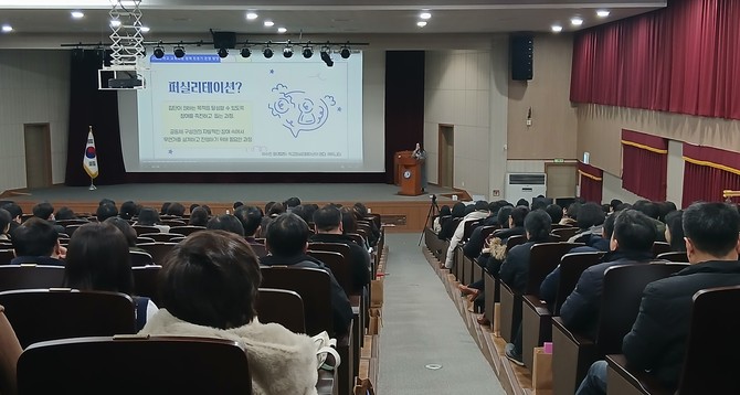 12일 도내 중학교 교감과 교무부장, 교육지원청 장학사 등 380명을 대상으로 '2026 중학교 함께 만드는 교육과정 배움자리'를 운영하고 있다. ⓒ 충남교육청