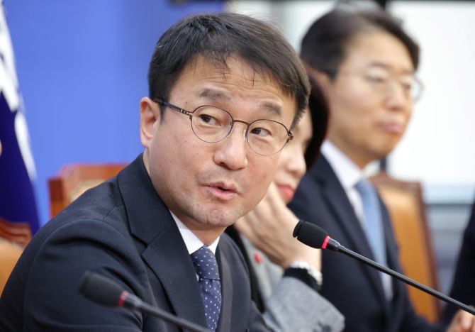 13일 첫 원내대책회의에서 발언하는 한병도 더불어민주당 원내대표. © 연합뉴스