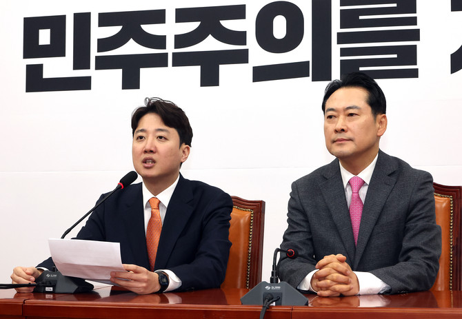 장동혁 국민의힘 대표와 이준석 개혁신당 대표가 '차이를 넘어 민주주의를 지킨다'는 문구를 내걸고 특검 공조를 공식화했다. © 연합뉴스