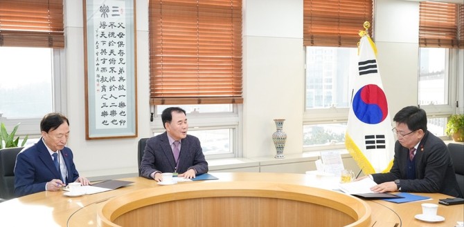 김지철 충남교육감과 설동호 대전교육감은 13일 세종에서 최교진 교육부장관을 만나 대전·충남 행정통합 추진에 따른 교육 분야 대응 방안을 논의하고 있다. ⓒ 충남교육청