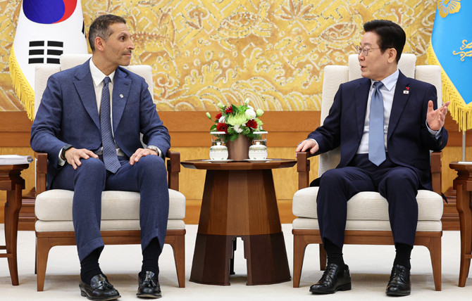 이 대통령은 칼둔 행정청장과의 접견에서 "韓·UAE 간 가시적인 많은 성과를 내자"고 했다. ⓒ 연합뉴스