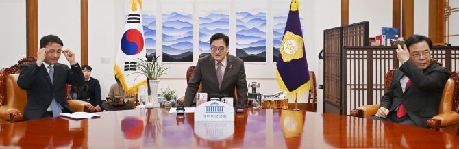 우원식 국회의장(가운데)과 한병도 더불어민주당 원내대표(왼쪽), 송언석 국민의힘 원내대표가 지난 14일 국회의장실에서 국회의장-양당 원내대표 회동을 하고 있다. © 연합뉴스