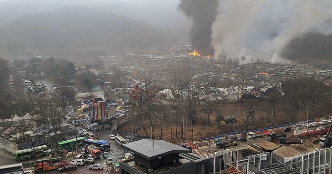 16일 오전 서울 강남구 개포동 구룡마을 4지구 화재 현장에 불길과 연기가 치솟고 있다. © 연합뉴스