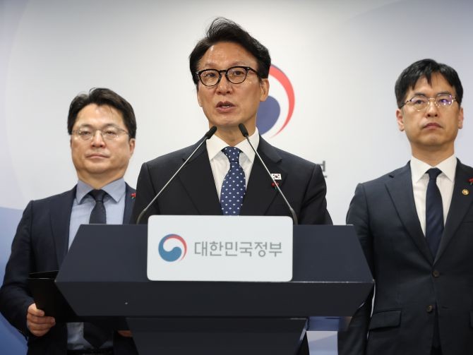 김민석 국무총리가 16일 서울 종로구 정부서울청사에서 행정통합 인센티브와 관련해 브리핑하고 있다. © 연합뉴스