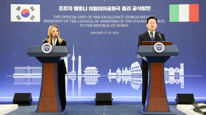 이 대통령은 19일 청와대 본관에서 열린 '한-이탈리아 정상회담'에서 "오늘 회담에서 저와 멜로니 총리님은 전략적 동반자라는 명칭에 부합하는 미래 지향적인 수준으로 양국관계를 더욱 발전시켜 나가기로 합의했다"고 했다. ⓒ 연합뉴스