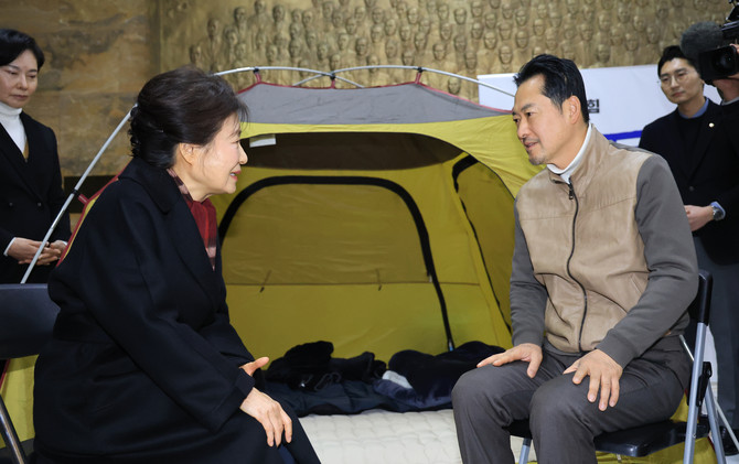 박 전 대통령은 이날 오전 11시20분쯤 장 대표를 만나 "물과 소금만 드시면서 단식을 한다는 말을 들어서 많은 걱정을 했다. 단식을 그만두겠다고 약속해주셨으면 한다"고 요청했다. © 연합뉴스