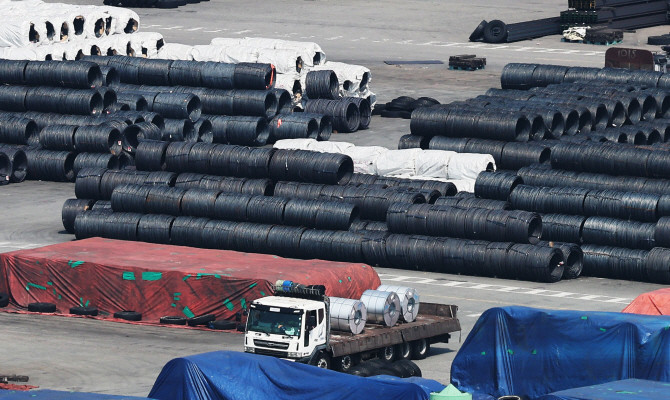 경기도 평택항에 철강 제품이 쌓여 있다. ⓒ 연합뉴스