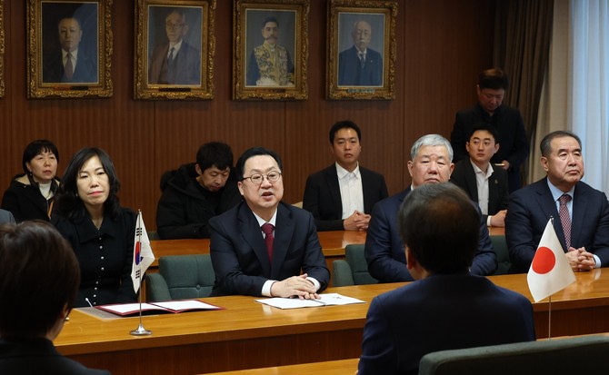 이장우 시장은 3일 자매결연 15주년을 맞아 일본 삿포로시의 공식 초청으로 방문해 삿포로 시청에서 아키모토 가쓰히로 삿포로시장과 공식 면담을 하고 있다. ⓒ 대전시