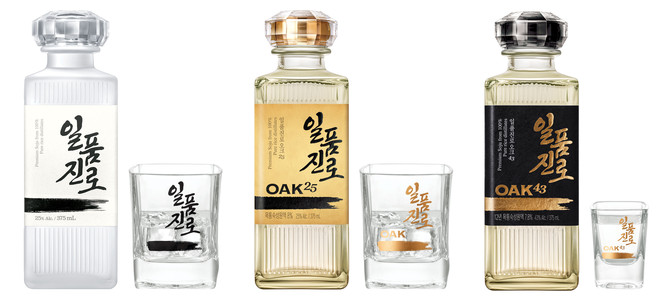 (왼쪽부터) 일품진로25 전용잔, 일품진로 오크25 전용잔, 일품진로 오크43 전용잔. ⓒ 하이트진로