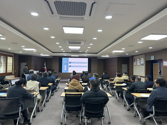 남해군 농업기술센터가 대회의실에서 시금치 고설 작목반과 농산물우수관리(GAP)인증을 받고자 하는 농업인들 대상으로 '상반기 농산물우수관리(GAP) 기본교육'을 실시하고 있다. ⓒ 남해군