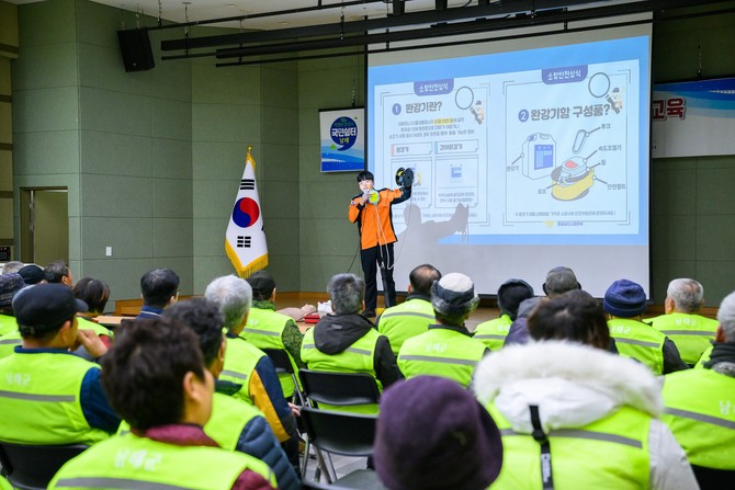 남해군이 남해유배문학관에서 상반기 공공일자리(공공근로·지역일자리창출·지역공동체일자리)사업 참여자 120여 명을 대상으로 안전보건교육을 실시하고 있다. ⓒ 남해군