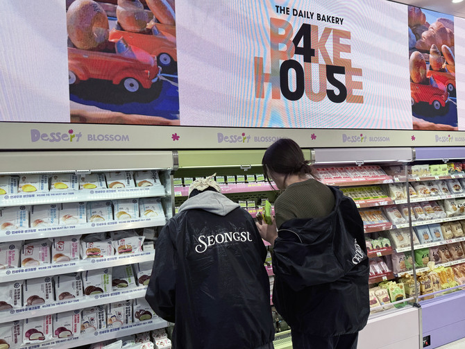 CU 성수디저트파크점 내 디저트 존을 둘러보는 고객들의 모습. = 이인영 기자