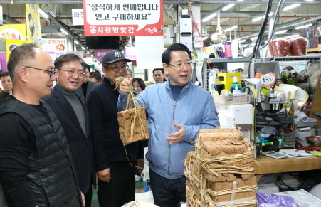 김영록 전라남도지사가 설 명절을 앞둔 13일 지역 전통시장인 광양 중마시장을 방문, 물품을 구매하며 상인들을 격려하고 있다. ⓒ 전남도