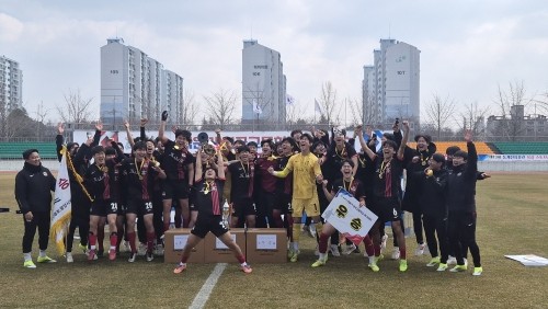 오산고가 제27회 백운기 전국 고등학교 축구대회 우승을 차지하며 기뻐하고 있다. ⓒ 광양시